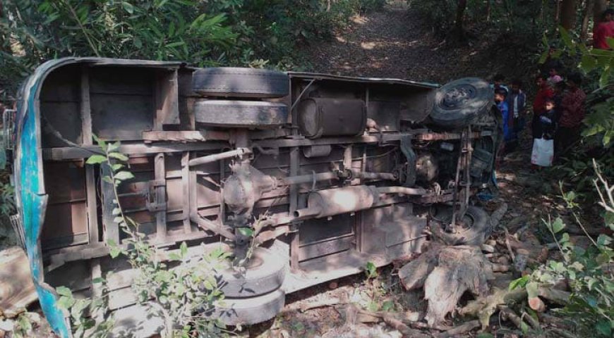 গোপালগঞ্জে বাস ও মোটরসাইকেলের সংঘর্ষে নিহত ১ আহত ১৭