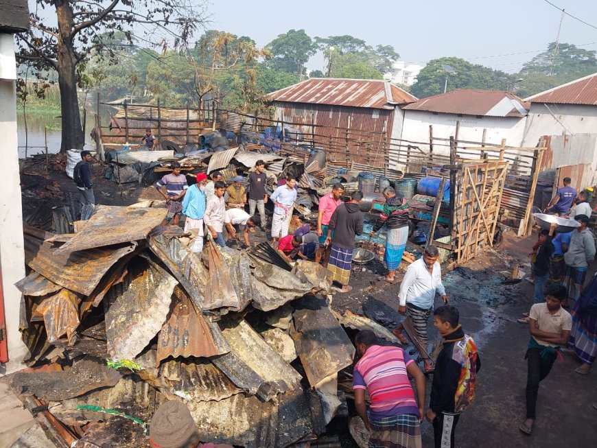 গোপালগঞ্জের কোটালীপাড়ায় ভয়াবহ আগুনে তিনটি ব্যবসা প্রতিষ্ঠান ভস্মিভূত